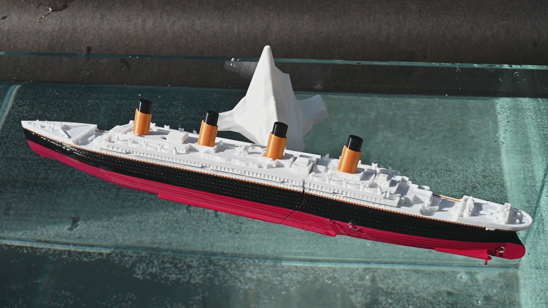 Breaking sales titanic toy